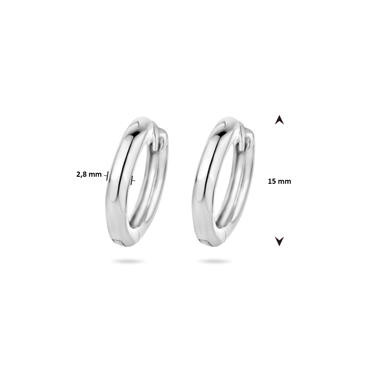 Productfoto van de 'Bryn' zilveren oorringen met de exacte diameter van 15 mm en breedte van 3 mm.