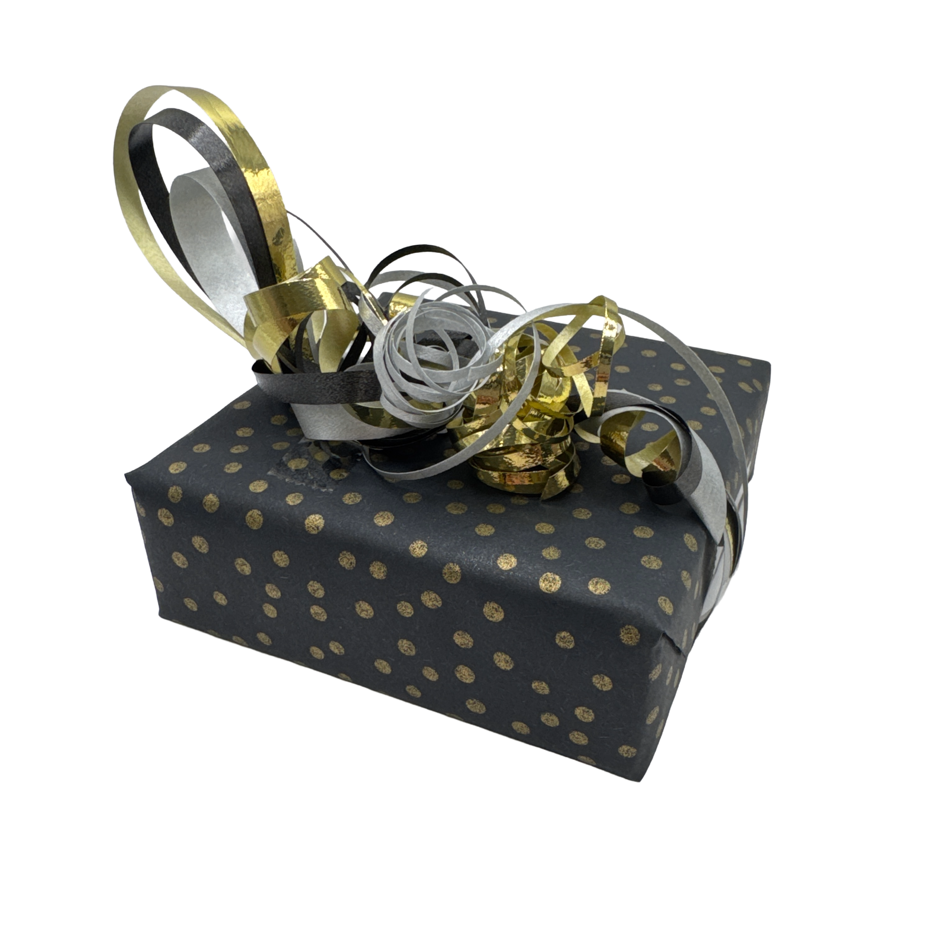 Sieraad ingepakt als cadeau in zwart papier met gouden stippen en gouden lint, verzonden vanuit het atelier van Clary Juwelier-Goudsmid.