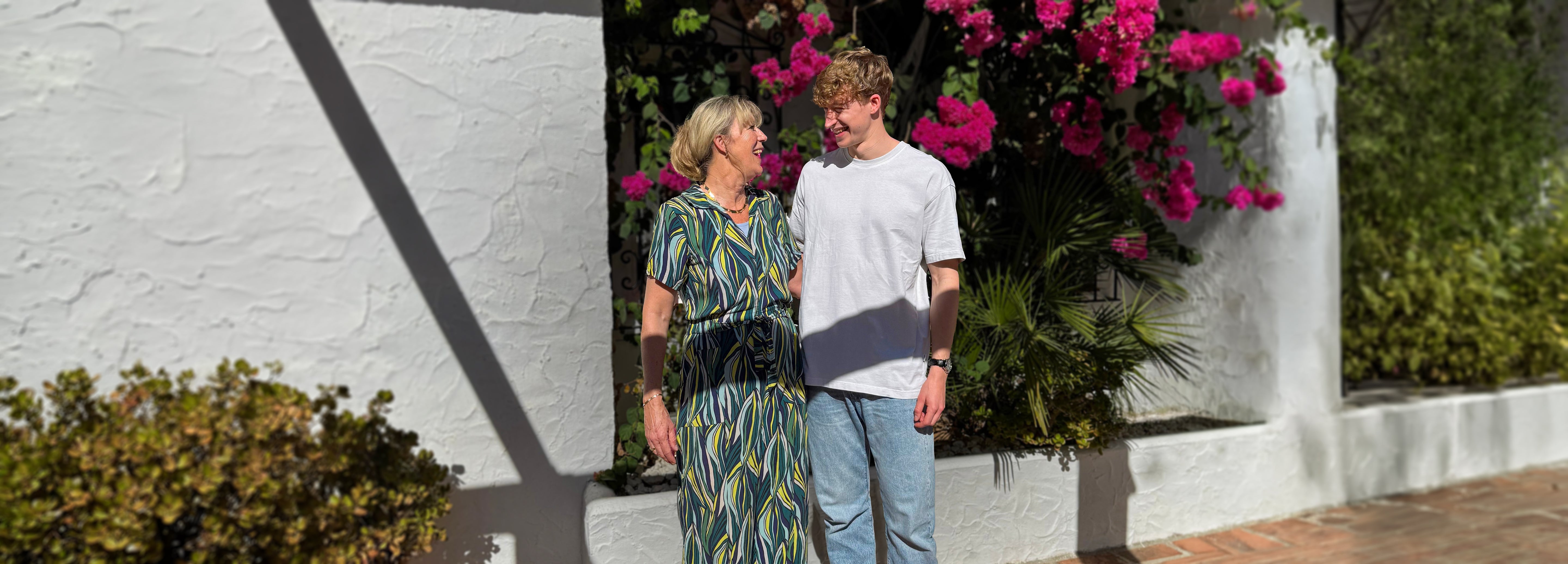 Clary en Jens in een natuurlijke en sfeervolle setting voor Clary Juwelier-Goudsmid.