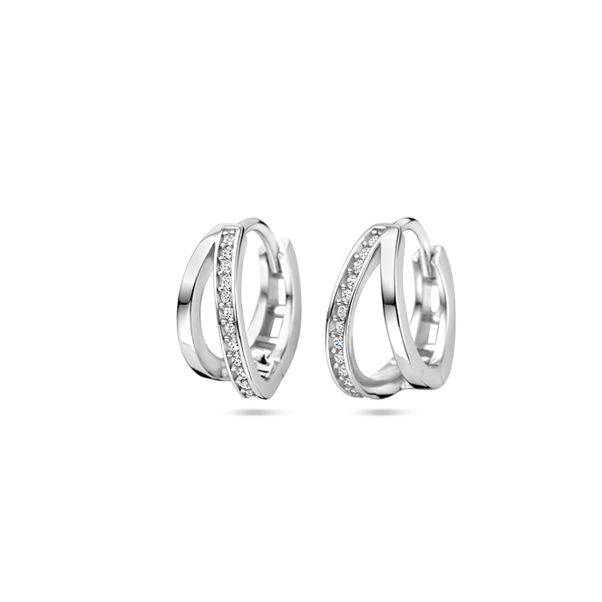 Vooraanzicht van de 'Demi' 925 zilveren klapoorringen met gekruist ontwerp en zirkonia.