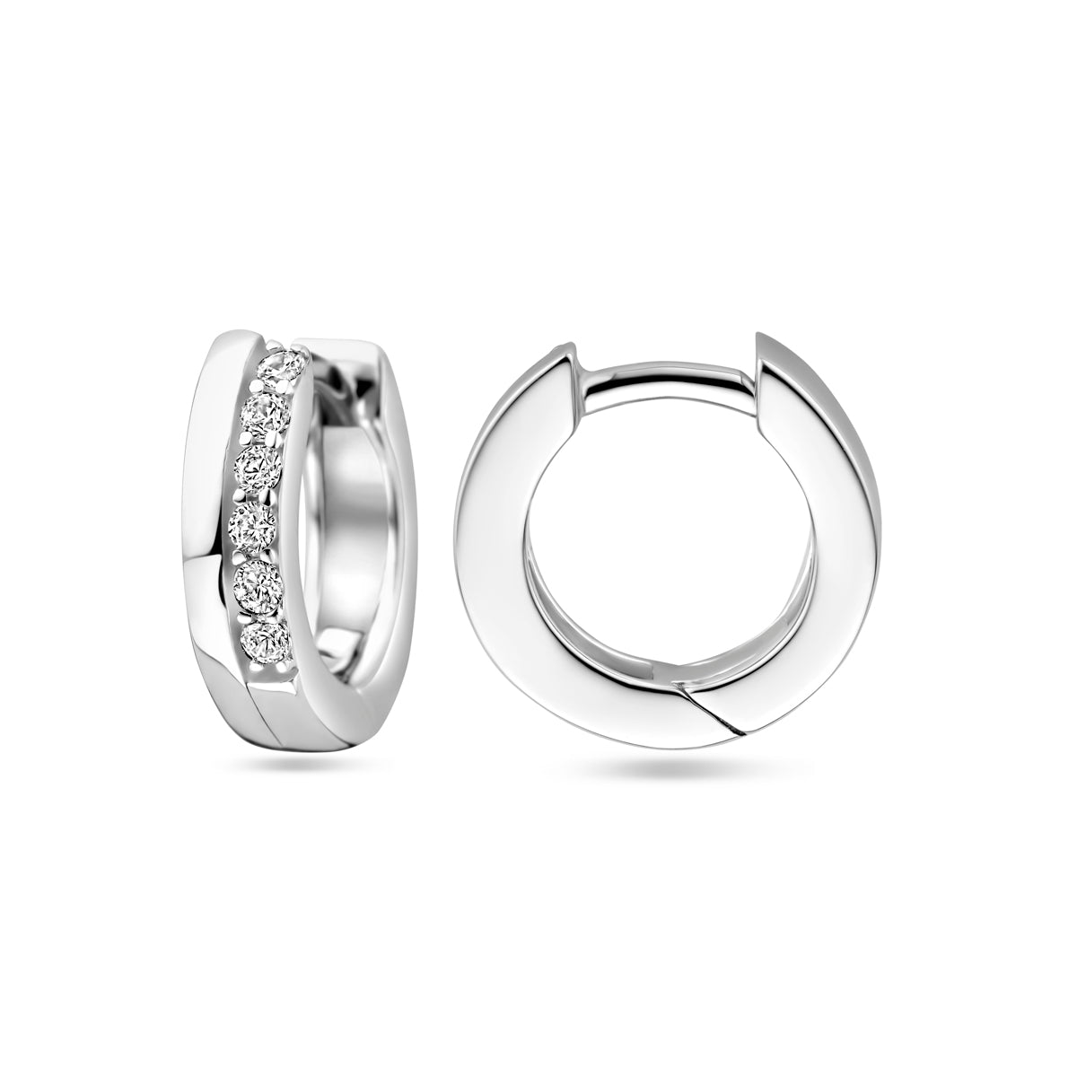 Detail van de vlakke afwerking en het klapsysteem van de 'Dex' zilveren oorbellen.