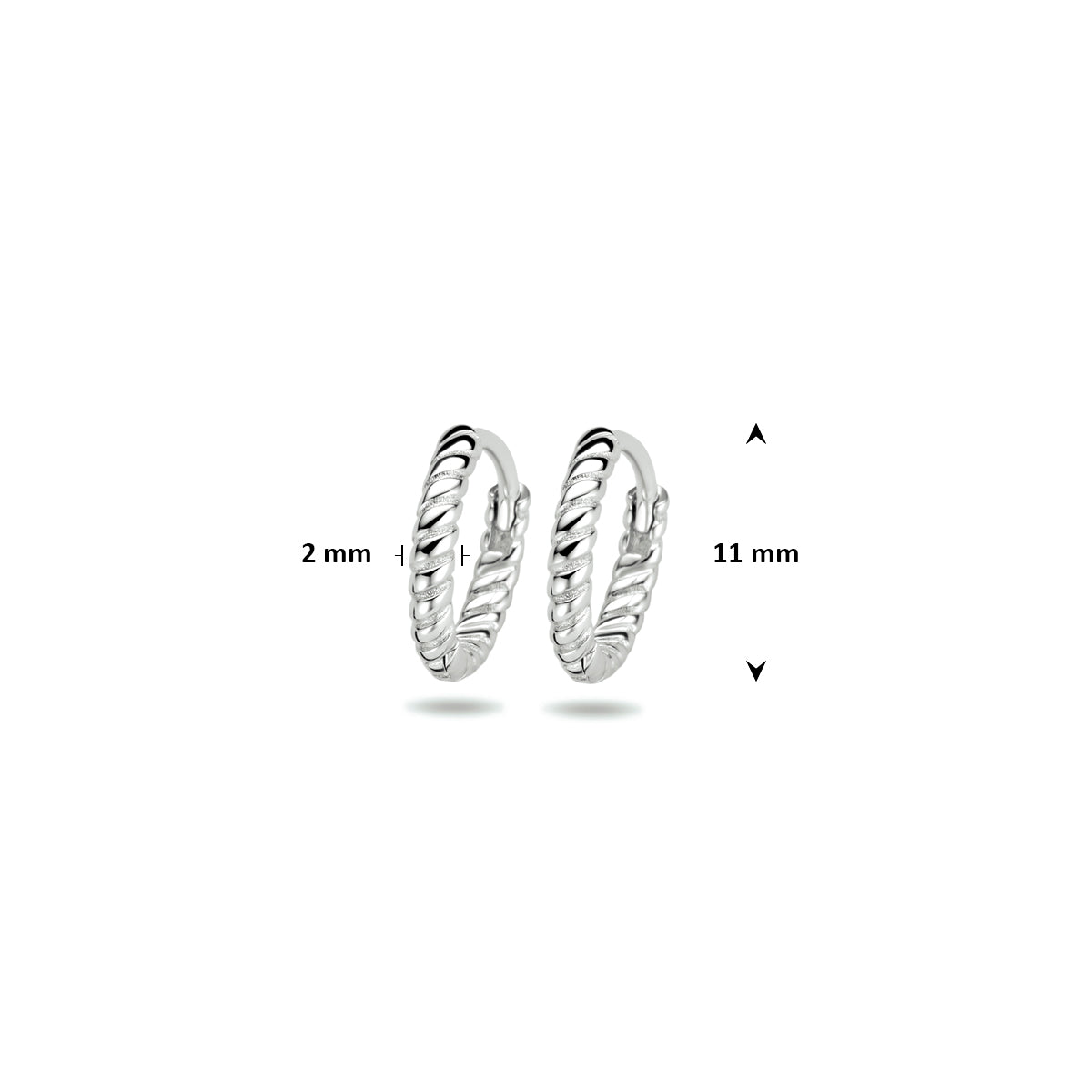 Productfoto van de 'Eira' zilveren klapoorringen met de exacte diameter van 11 mm en dikte van 2 mm.