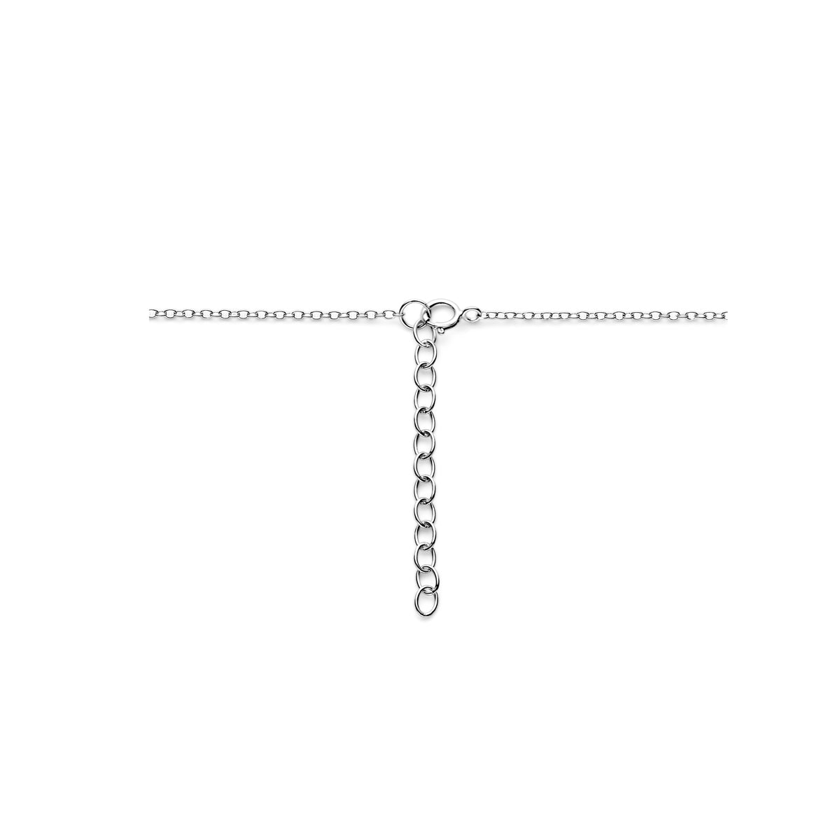 Detailopname van de sluiting en de extensieketting van de 'Enna' ketting.