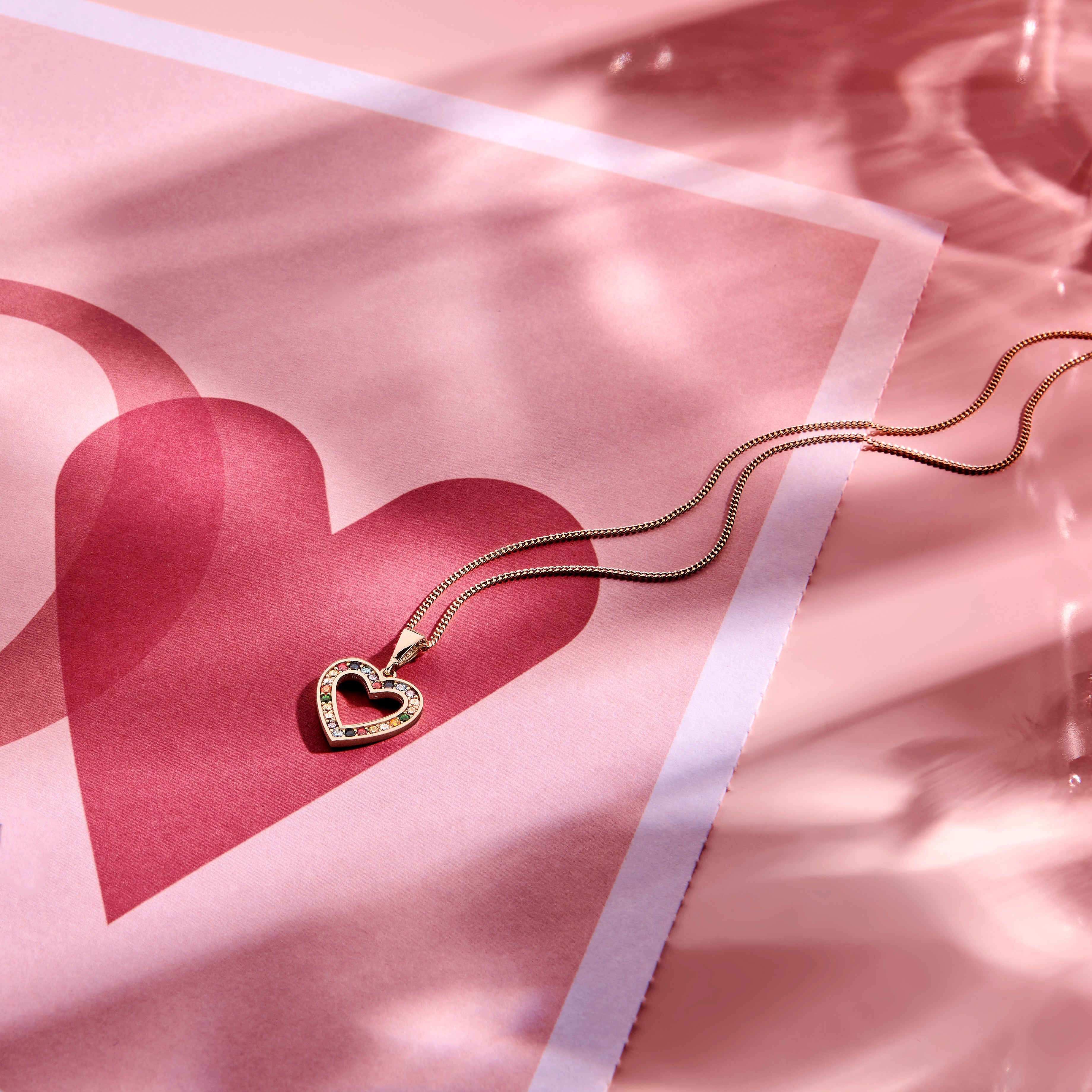 De gouden iris hanger is te zien op een sfeervolle foto voor Valentijn.