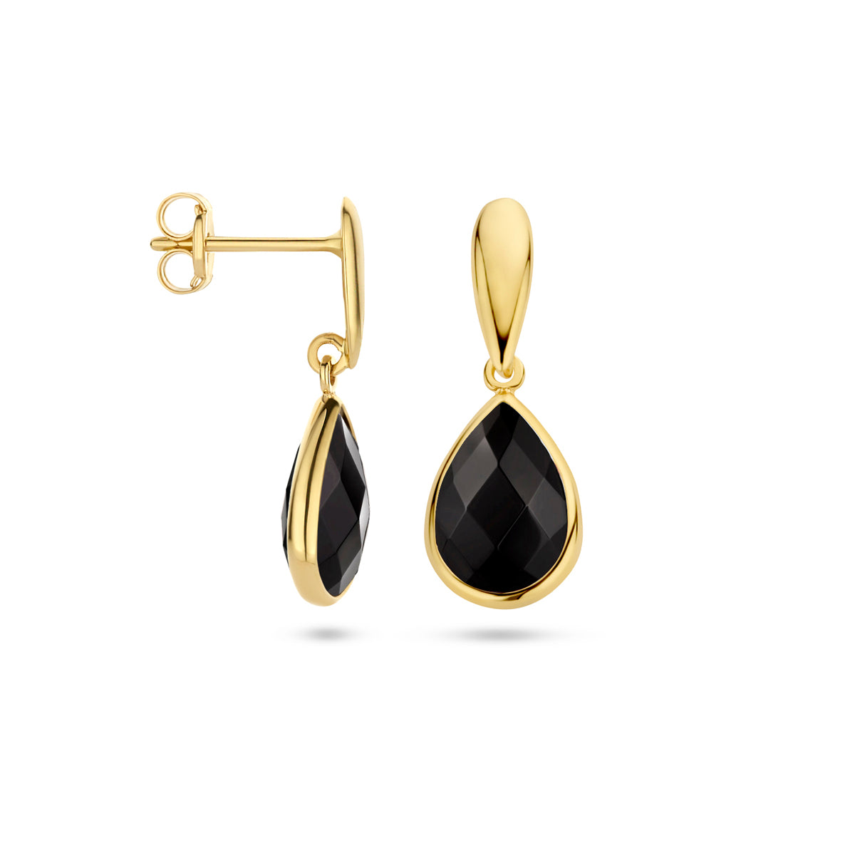 Detailfoto van de gouden 'Gioia' oorhangers, waarop de zwarte onyx en de gouden afwerking goed te zien zijn.