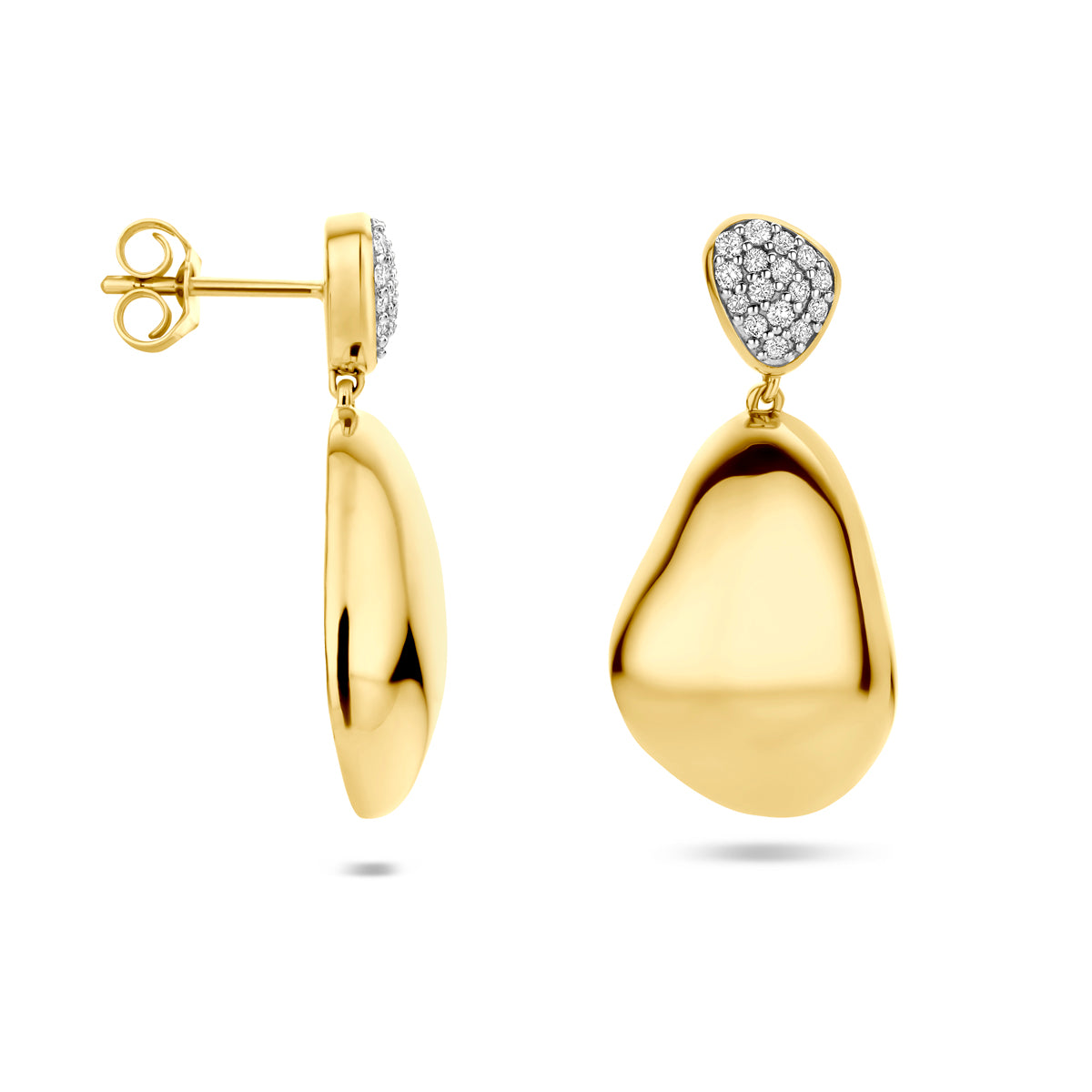 Detailopname van de 'Terra' oorhangers die het organische ontwerp en de pavé zetting tonen.