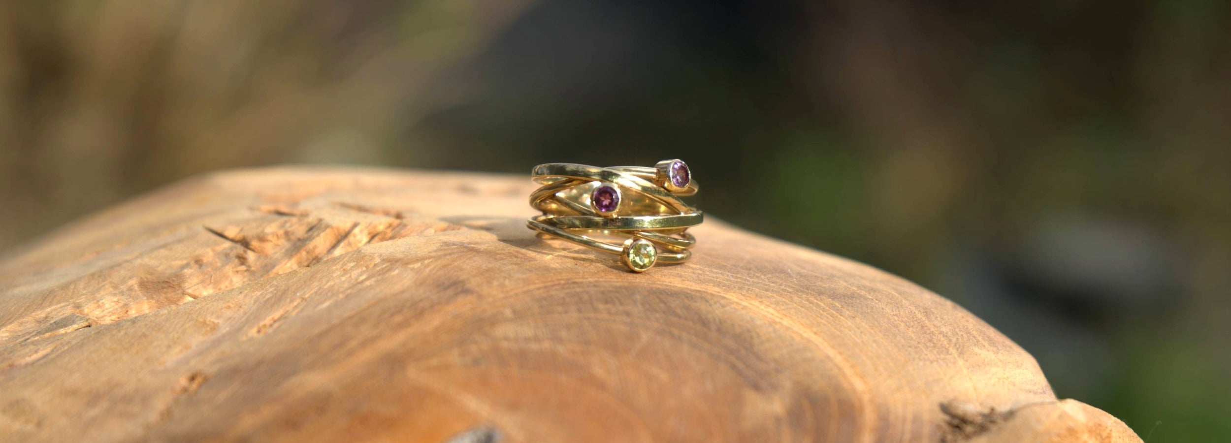 Gouden ring met drie edelstenen, een sieraad op maat gemaakt in het atelier van Clary Juwelier-Goudsmid.
