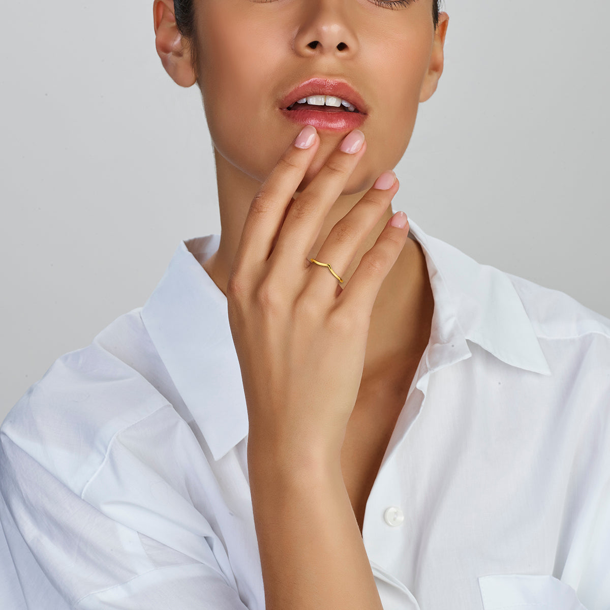 Een model draagt de 'Vieve' V-ring, gecombineerd met een ring met steen die precies in de V-vorm past.