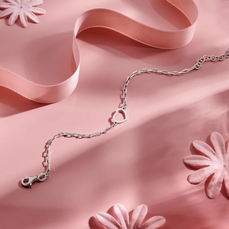 Zilveren armband weergegeven op een sfeervolle achtergrond voor de valentijnscollectie van Juwelier-Goudsmid Clary