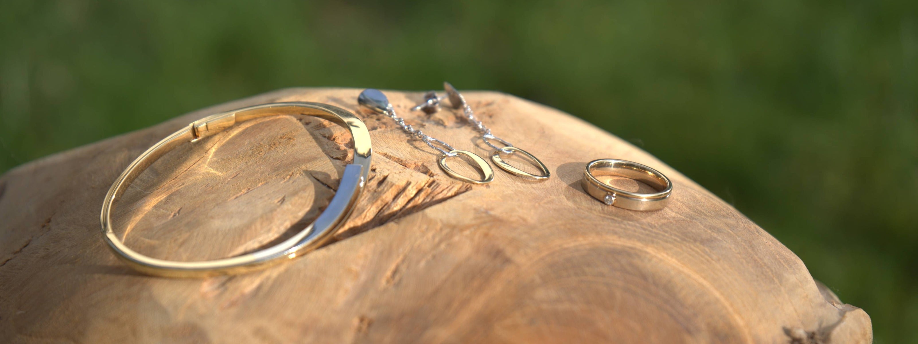 Geelgouden armband, oorbellen en ring uit de sieradencollectie van Clary Juwelier-Goudsmid.