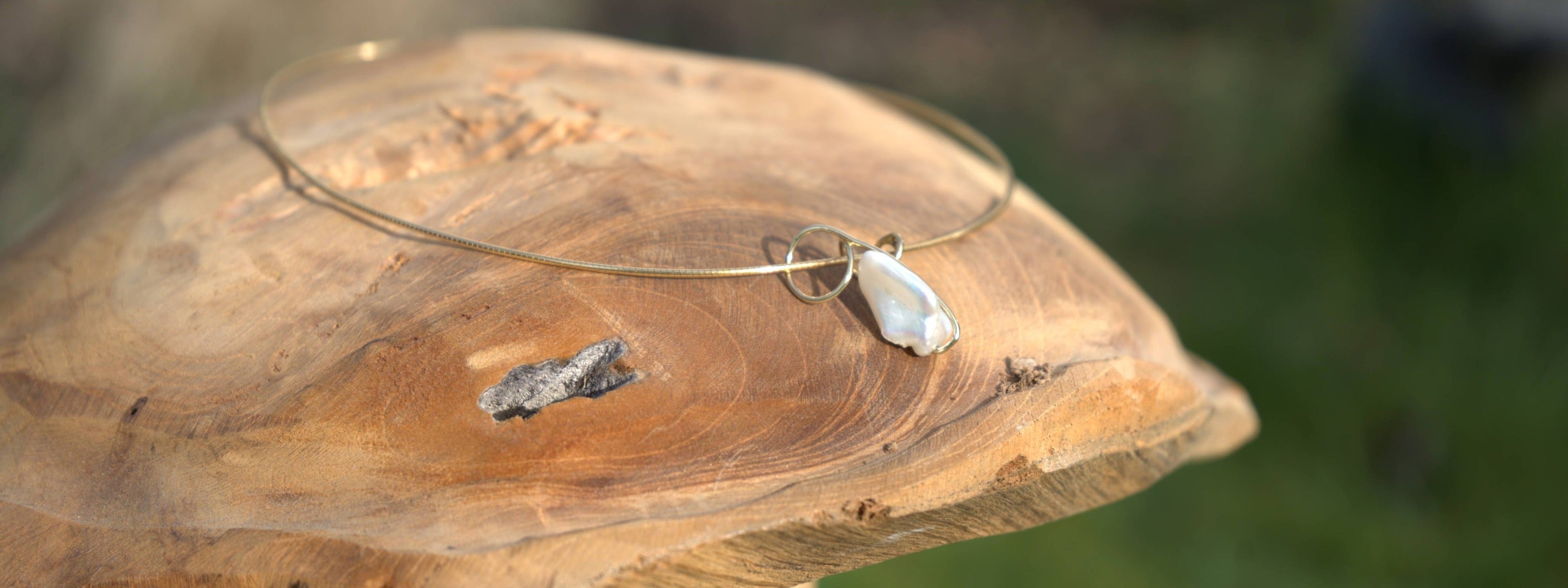 Parel hanger aan gouden ketting – ontdek de parelcollectie bij Clary Juwelier-Goudsmid.