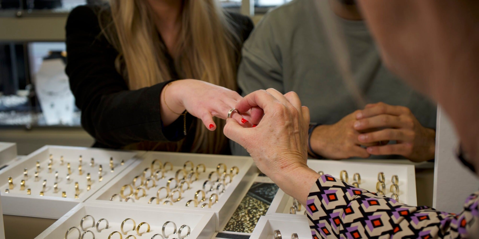 Vrouw krijgt gouden trouwring om van Clary – schrijf je in voor de inspiratiemail van Clary Juwelier-Goudsmid.