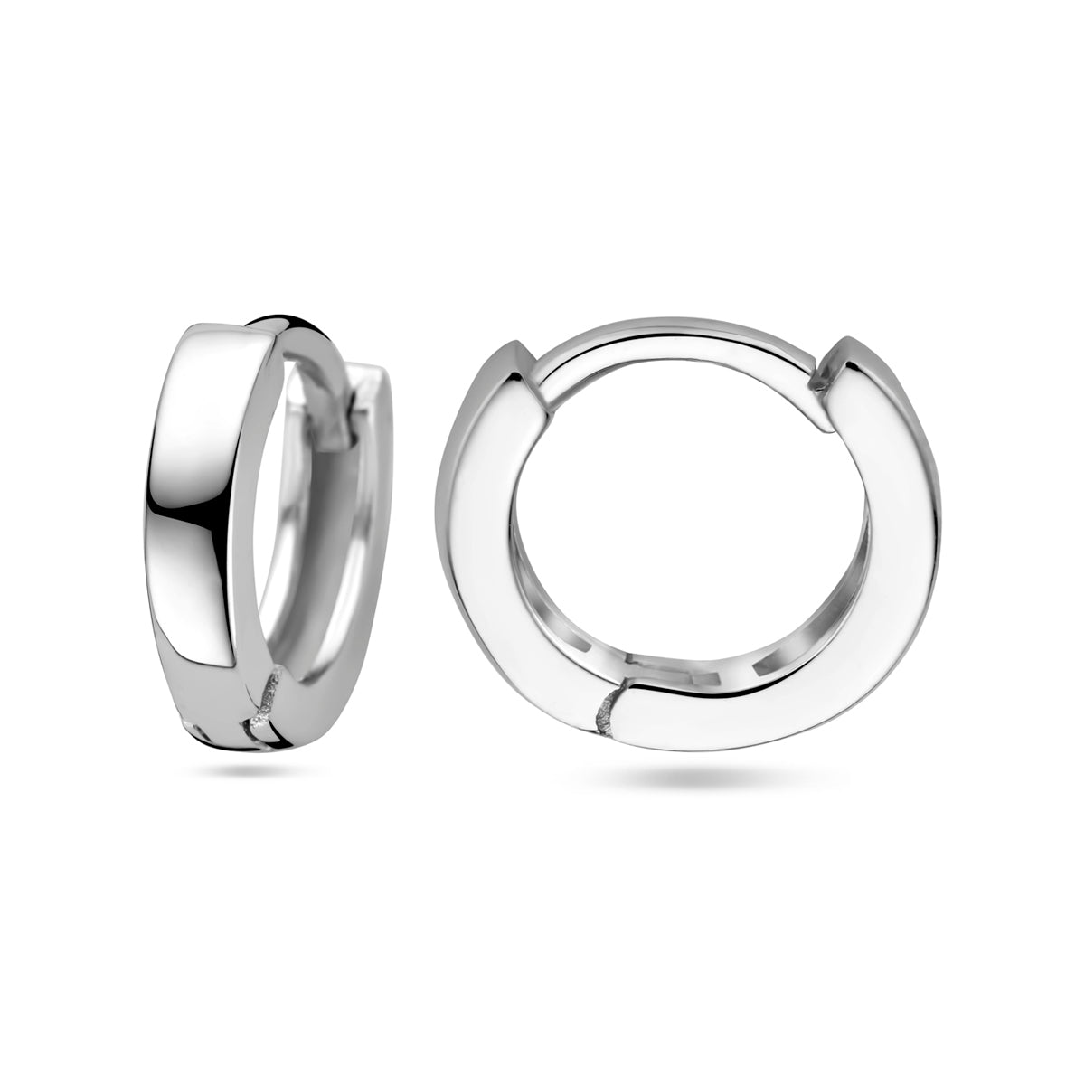 Detailopname van de voor- en zijkant van de 'Iva' zilveren oorringen met het veilige klapsysteem.