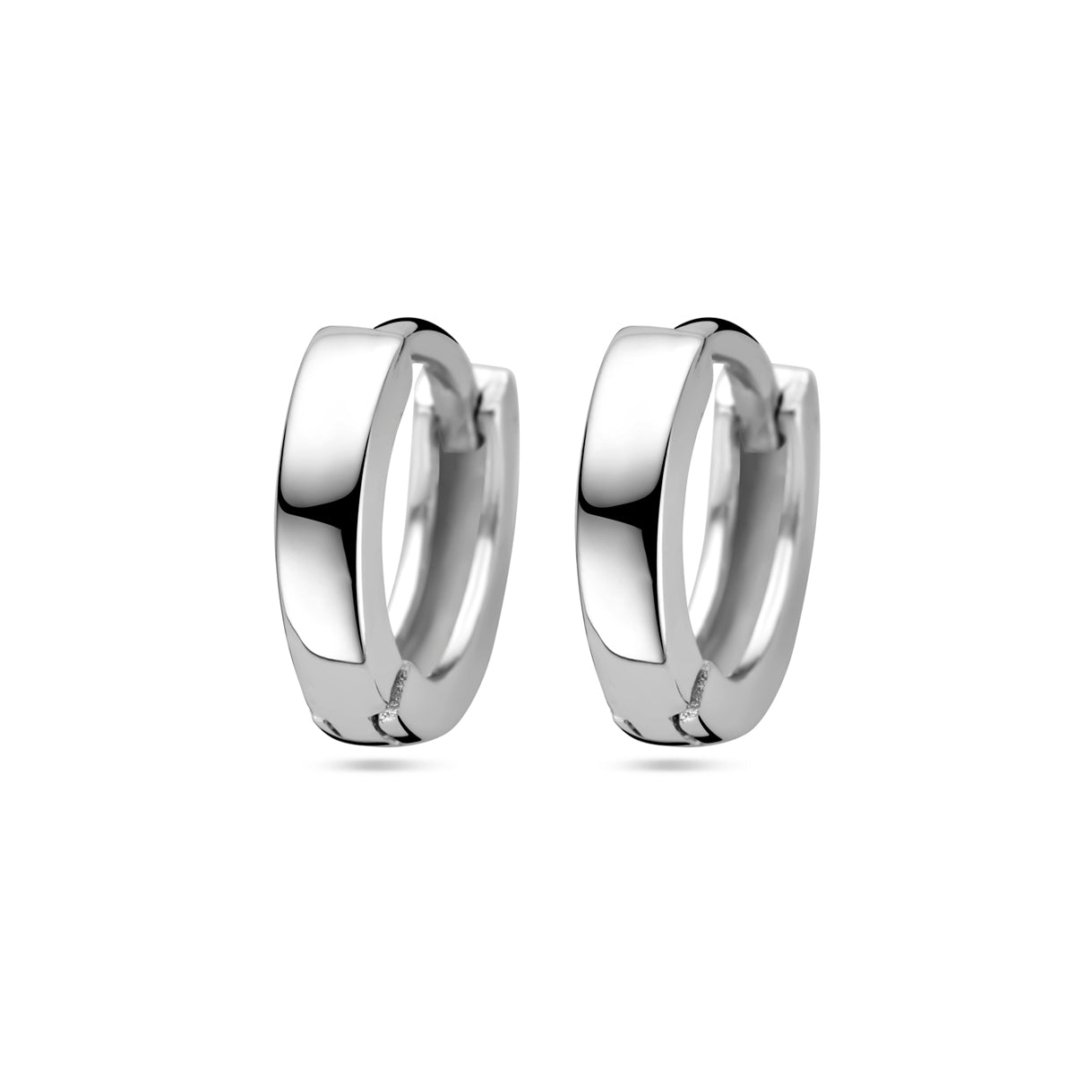 Vooraanzicht van de 'Iva' 925 zilveren klapoorringen met een strak vlak ontwerp van 12 mm.
