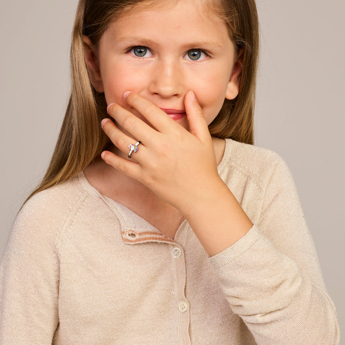 Kind draagt de 'Stella de Eenhoorn' ring van zilver, uit de collectie van Clary.