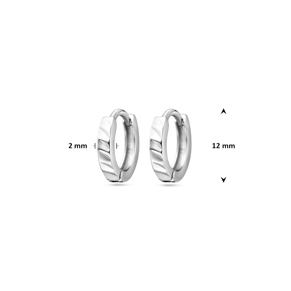 Productfoto van de 'Neya' zilveren klapoorringen met de exacte diameter van 12 mm.