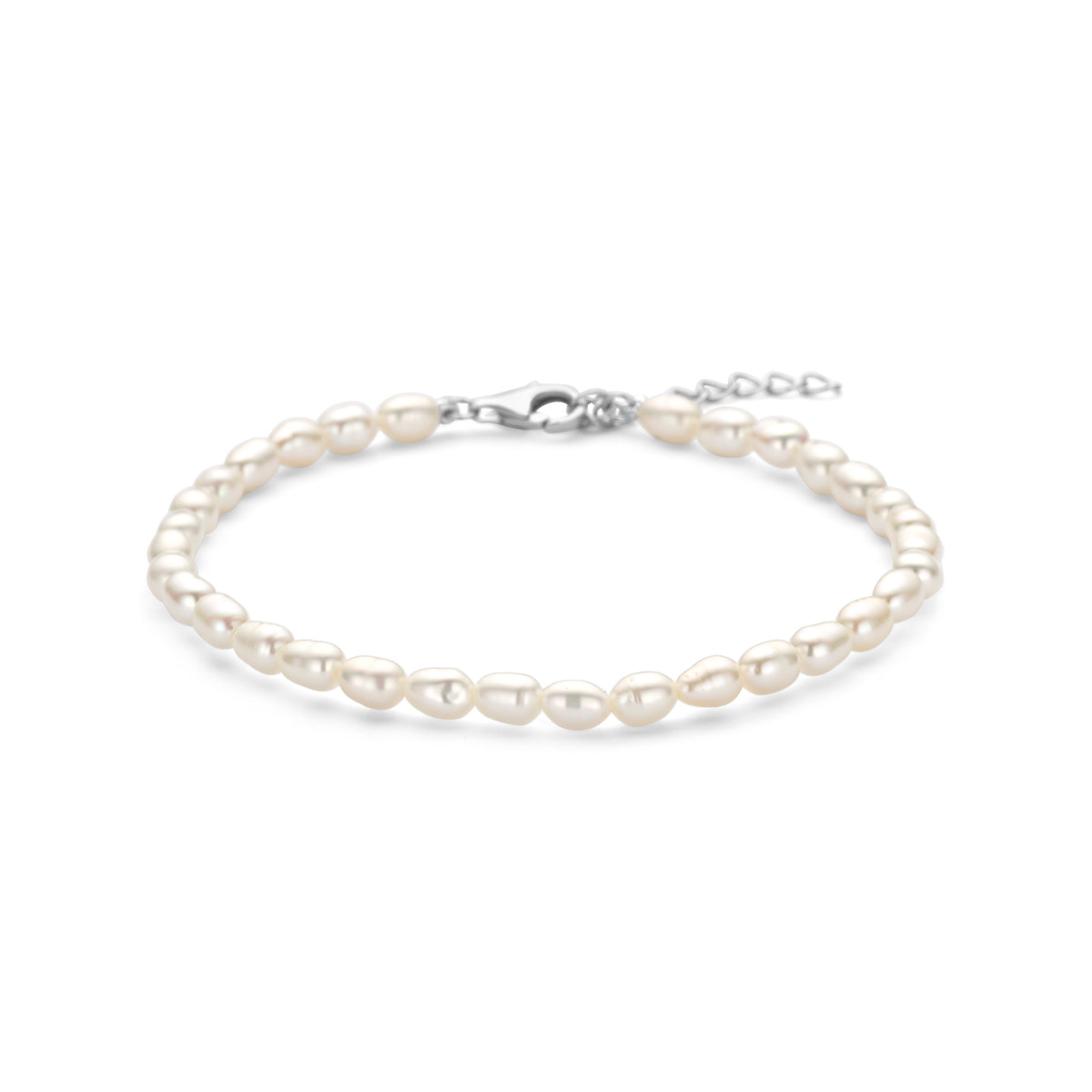 Vooraanzicht van de 'Odessa' armband van 18+3 cm met fijne witte zoetwaterparels van 3 mm hoog en 4 mm breed.