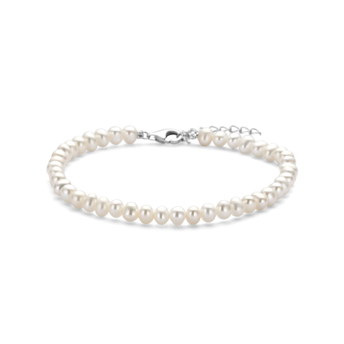 Vooraanzicht van de 'Odessa' armband van 18+3 cm met klassieke witte zoetwaterparels van 4 mm hoog en 5 mm breed.