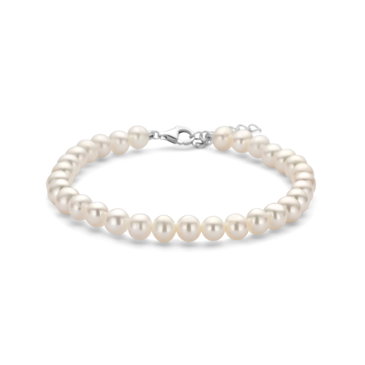 Vooraanzicht van de 'Odessa' armband van 18+3 cm met opvallende witte zoetwaterparels van 6 mm breed.