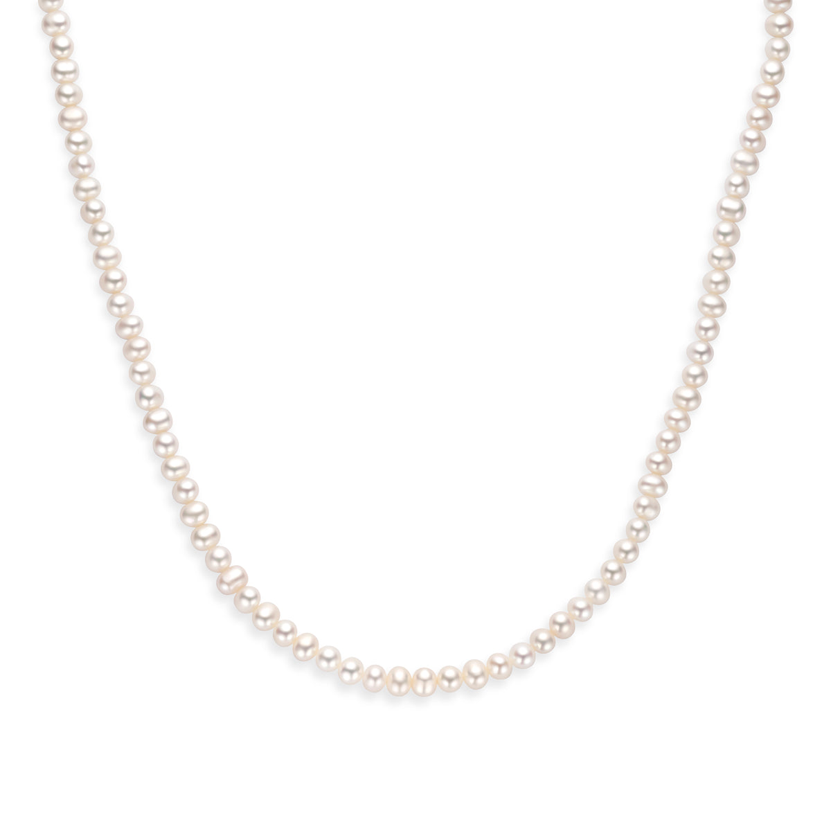 Vooraanzicht van de 'Odessa' ketting met sprekende witte zoetwaterparels van 5 mm hoog en 6 mm breed.