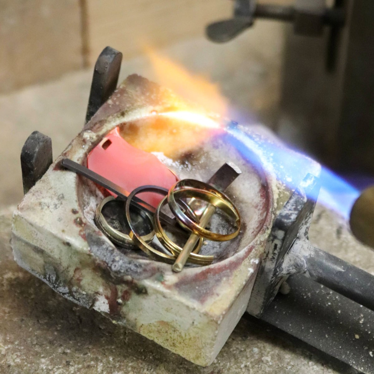 Het omsmelten van emotioneel goud voor een nieuw gedenksieraad, uitgevoerd in het atelier van Clary Juwelier-Goudsmid.