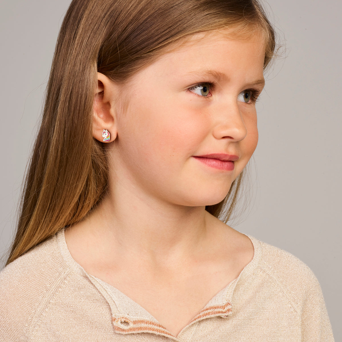 Kind draagt de 'Stella de Eenhoorn' oorknoppen van zilver, uit de collectie van Clary.