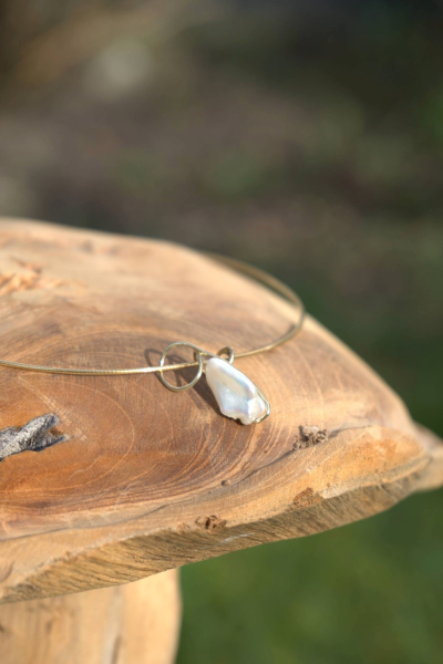 Parel hanger aan een 14 karaat geelgouden spang – ontdek de parelcollectie bij Clary Juwelier-Goudsmid.
