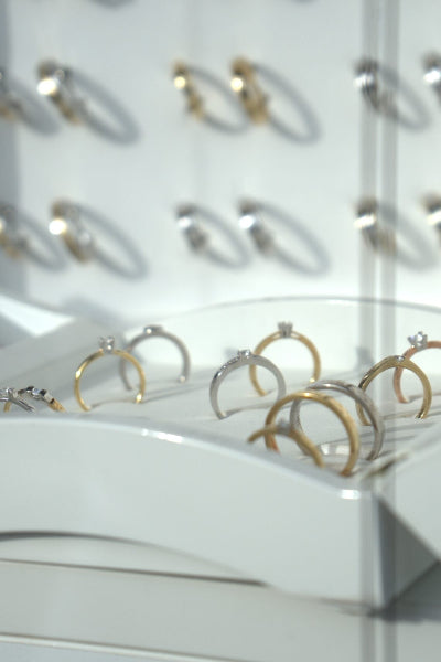 Verlovingsring in 14 karaat goud op maat – ontdek de verlovingsringen bij Clary Juwelier-Goudsmid.