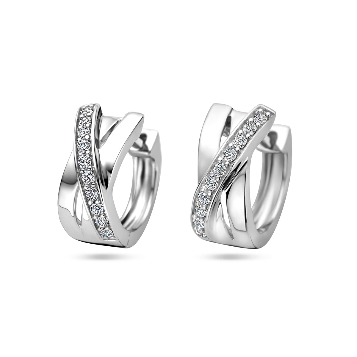 Vooraanzicht van de 'Rive' 925 zilveren klapoorringen met een uniek gekruist ontwerp.