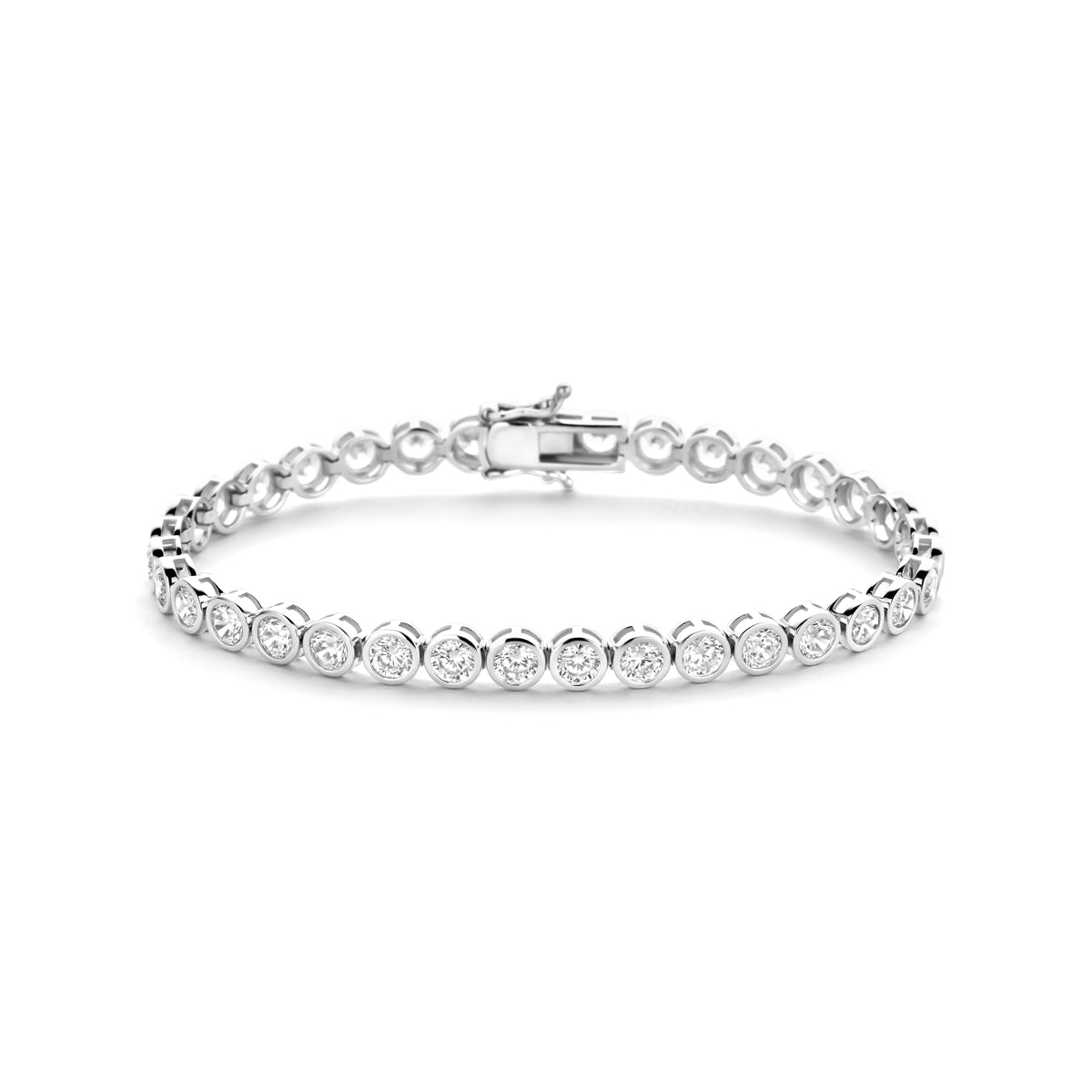 Vooraanzicht van de 'Selvi' 925 zilveren tennisarmband met een rij van 4 mm brede zirkonia's met een totale breedte van 5,3 mm.