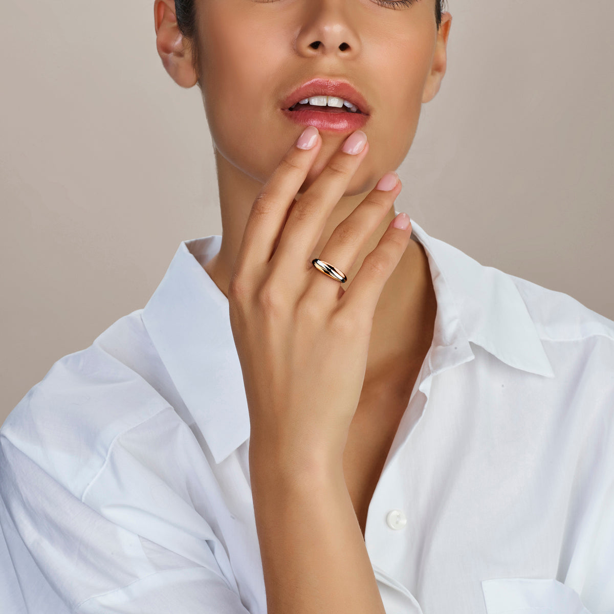 Een model draagt de veelzijdige Tricolor Trinity ring aan de vinger.