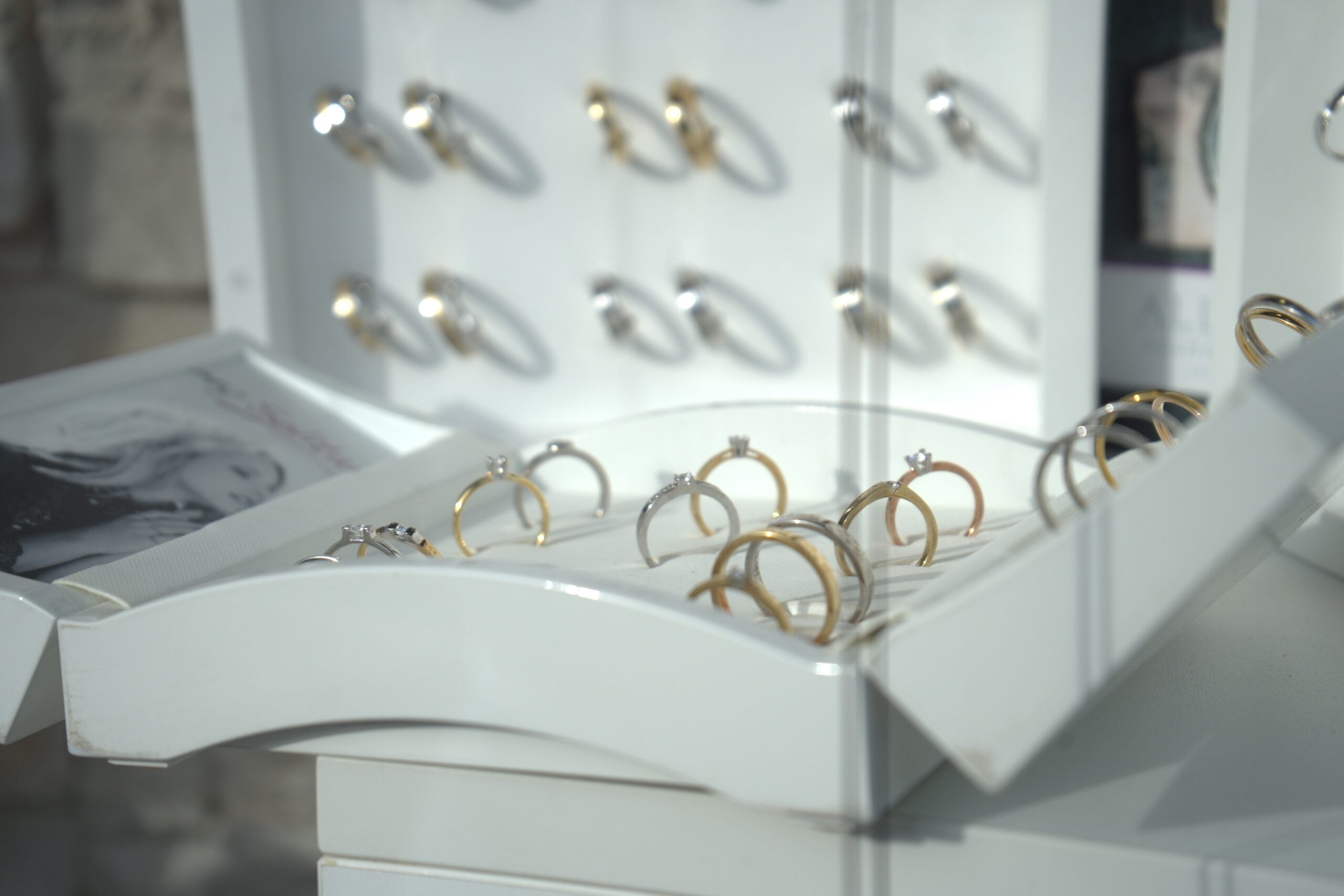 Een set gouden trouwringen, elegant bezet met schitterende diamanten.