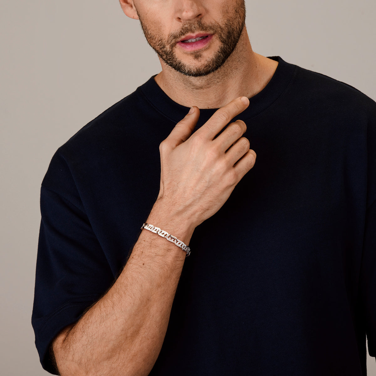 De zilveren Vico armband wordt gedragen door een model om de volle breedte van 7mm te tonen.