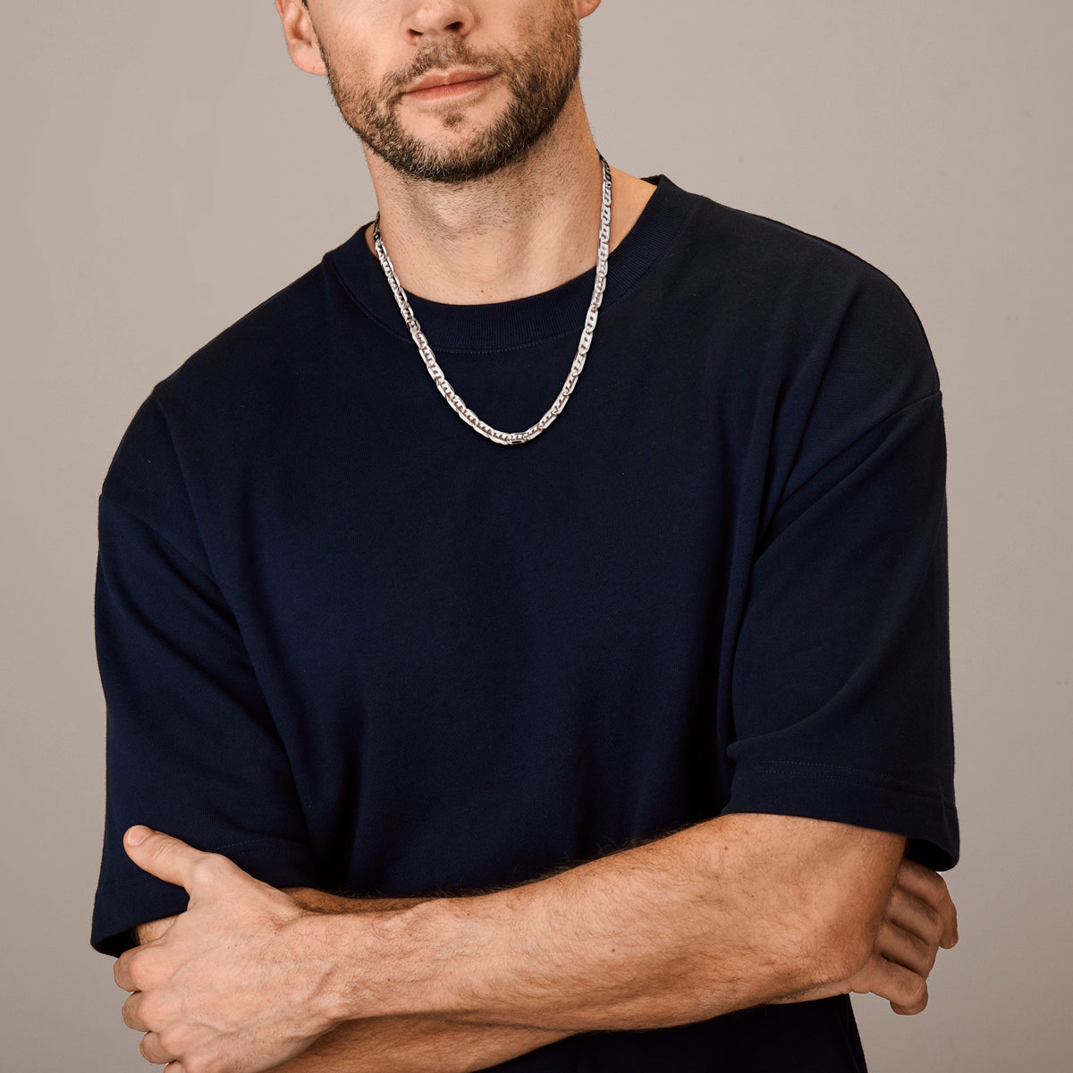 Een model draagt de brede Vico zilveren ketting om de hals om de robuuste look van 7mm te tonen.