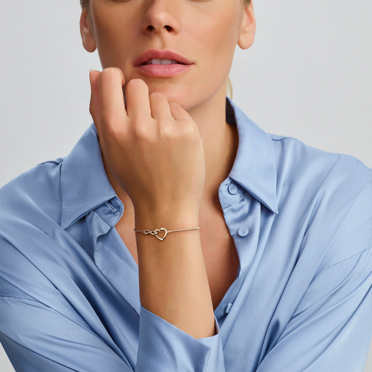 Een vrouw draagt de fijne zilveren 'Livia' armband.