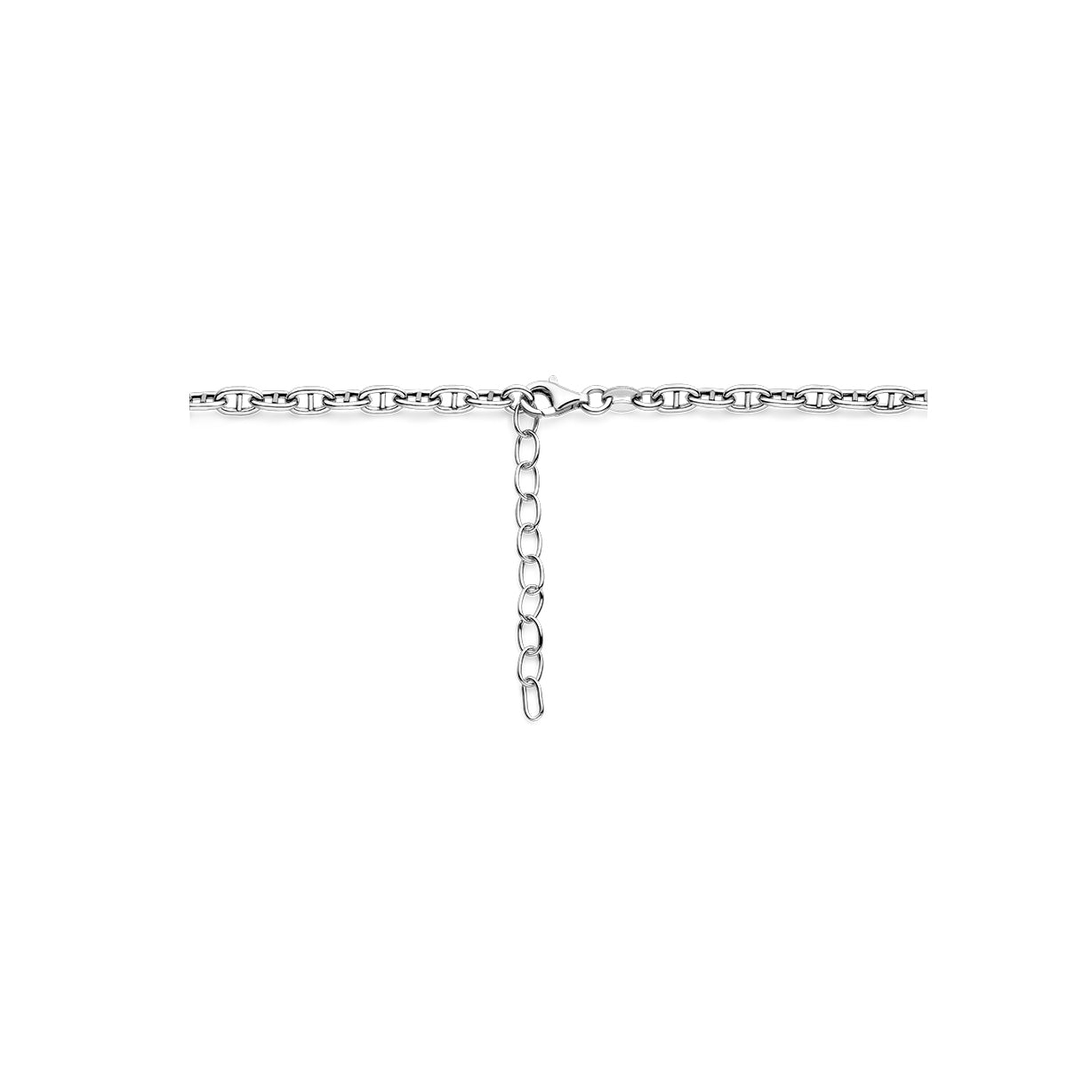 Close-up van de karabijnsluiting van het 'Marina' collier.