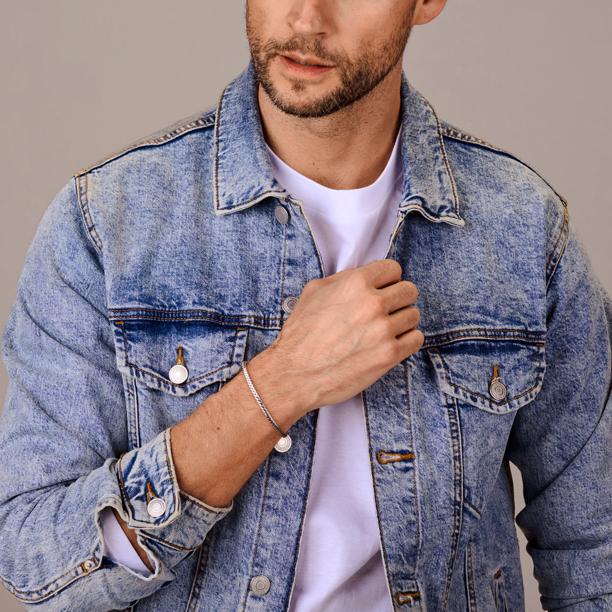 Model draagt de tijdloze 'Foxtail' heren armband, uit de collectie van Clary.