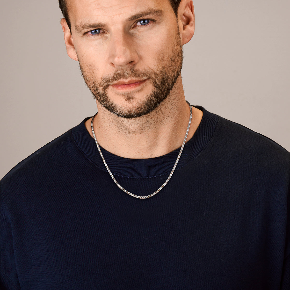 Model draagt het tijdloze 'Foxtail' heren collier, uit de collectie van Clary.