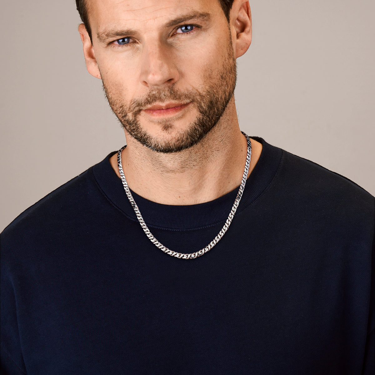 Model draagt het klassieke 'Stature' gourmette collier, uit de herencollectie van Clary.