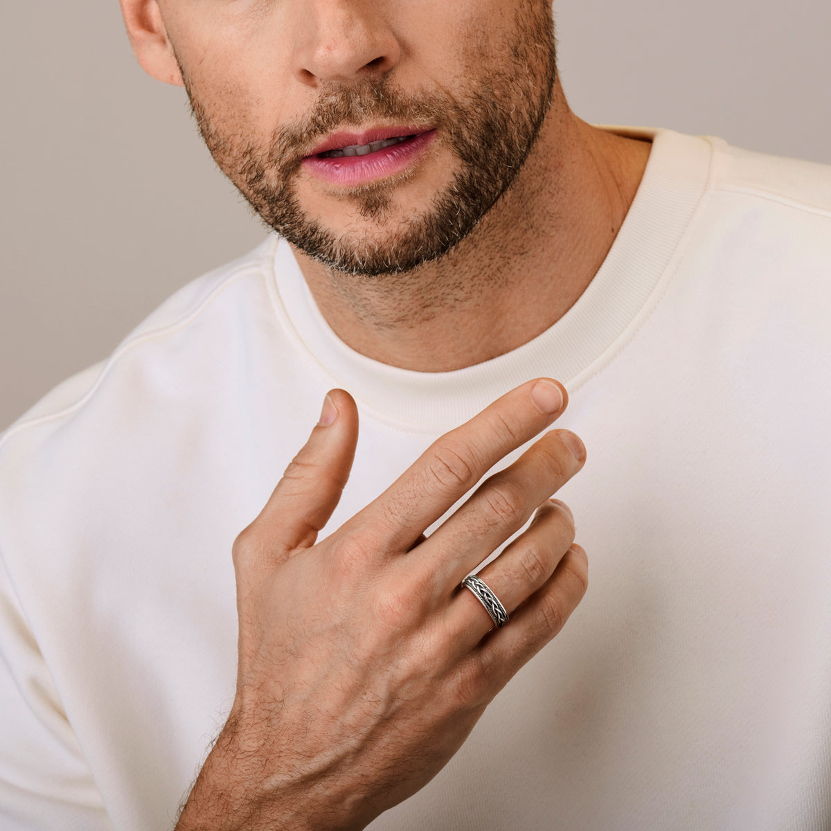 Model draagt de ambachtelijke 'Kelt' ring van geoxideerd zilver, uit de collectie van Clary.