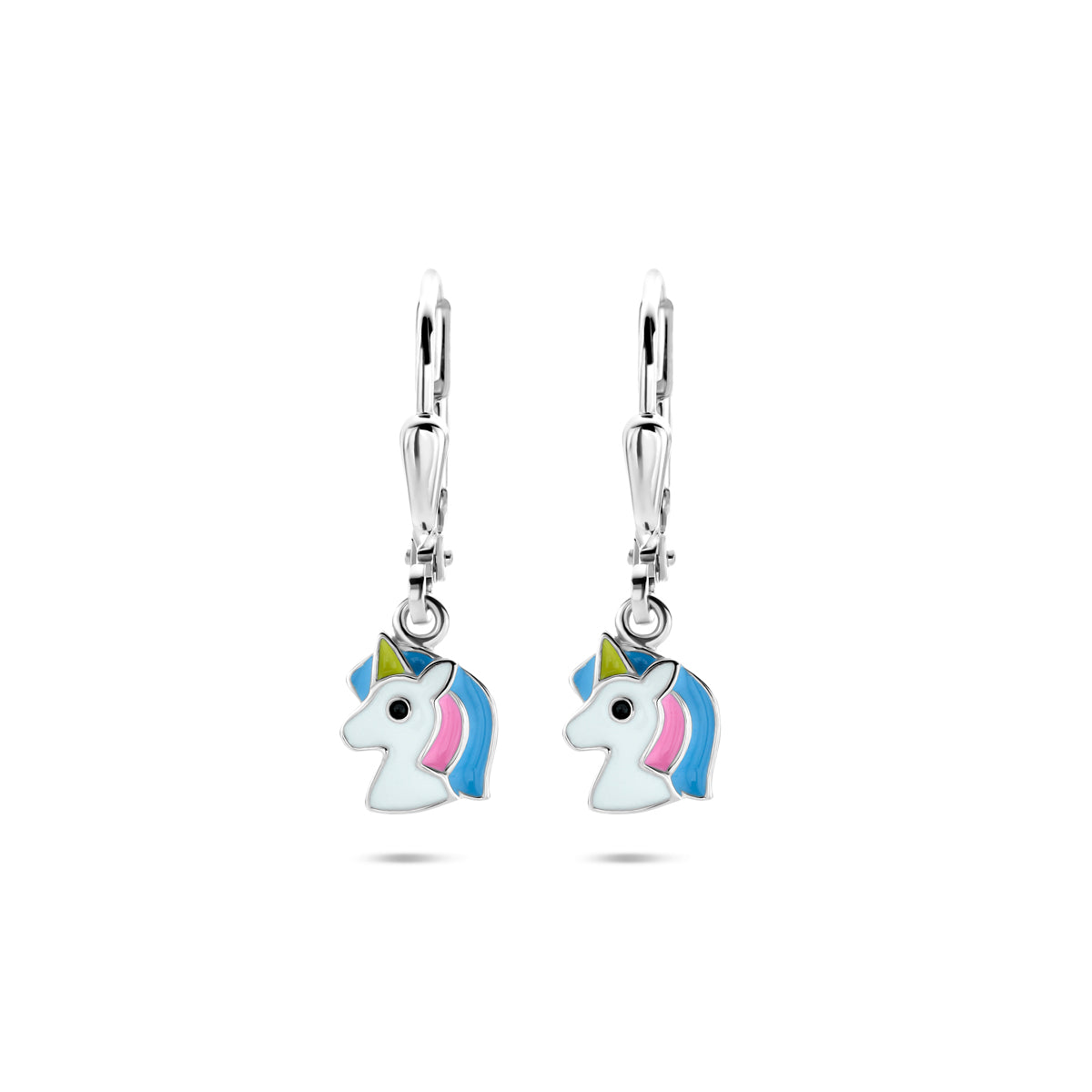 Vooraanzicht van de zilveren kinderoorhangers Fay met een gekleurde emaille eenhoorn en brisur sluiting.