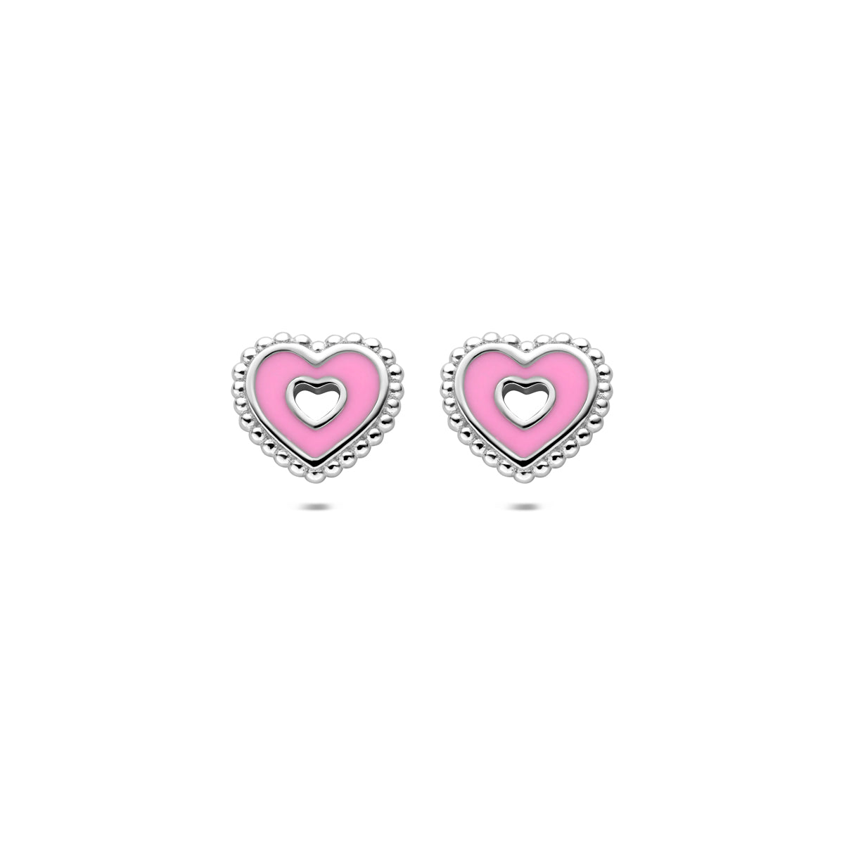 Vooraanzicht van de zilveren kinderoorknoppen Rosa met een roze emaille hartje.