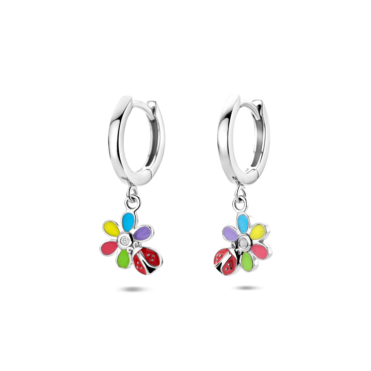 Vooraanzicht van de zilveren kinderoorringen Fleur met een gekleurde emaille bloem en lieveheersbeestje.