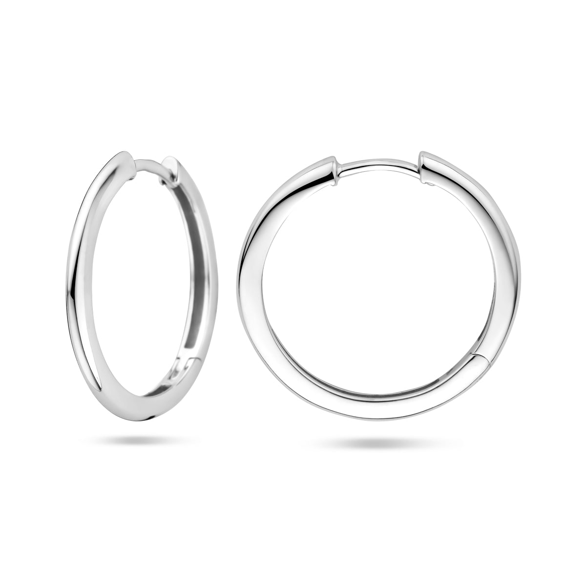 Detailopname van de veilige klapsluiting van de 'Inara' 22 mm zilveren oorringen.