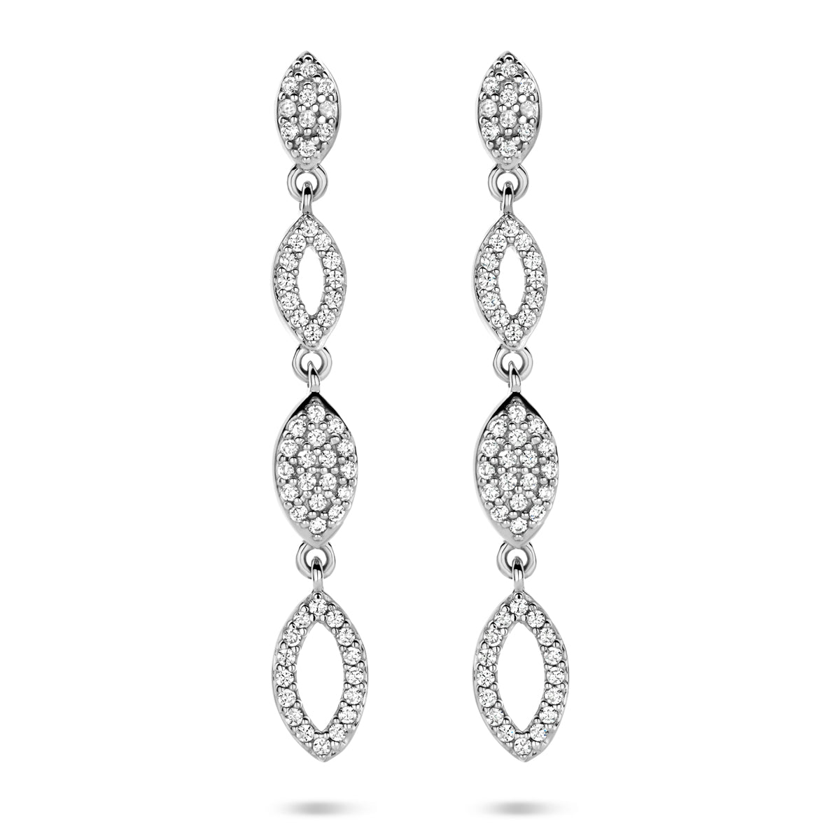 Vooraanzicht van het paar zilveren 'Cascata' oorhangers met bladvormige schakels.