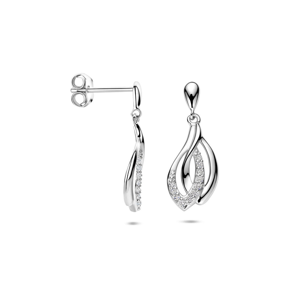 Detailopname van de 'Fiamma' oorhangers die de vloeiende, organische vorm tonen.