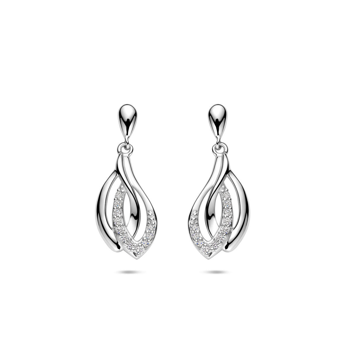 Vooraanzicht van het paar zilveren 'Fiamma' oorhangers met zirkonia.