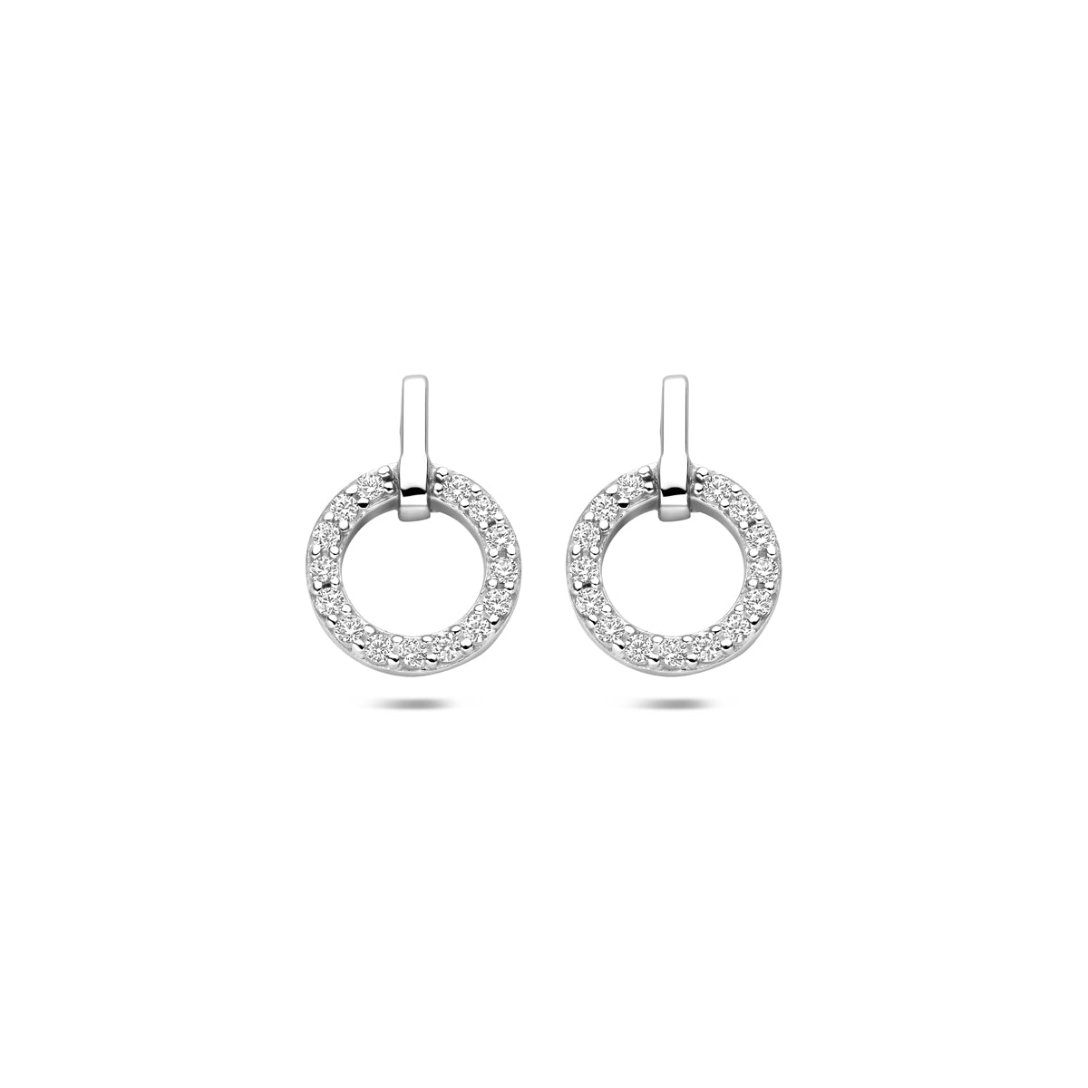 Vooraanzicht van het paar zilveren 'Halo' oorknoppen met een cirkel van zirkonia.