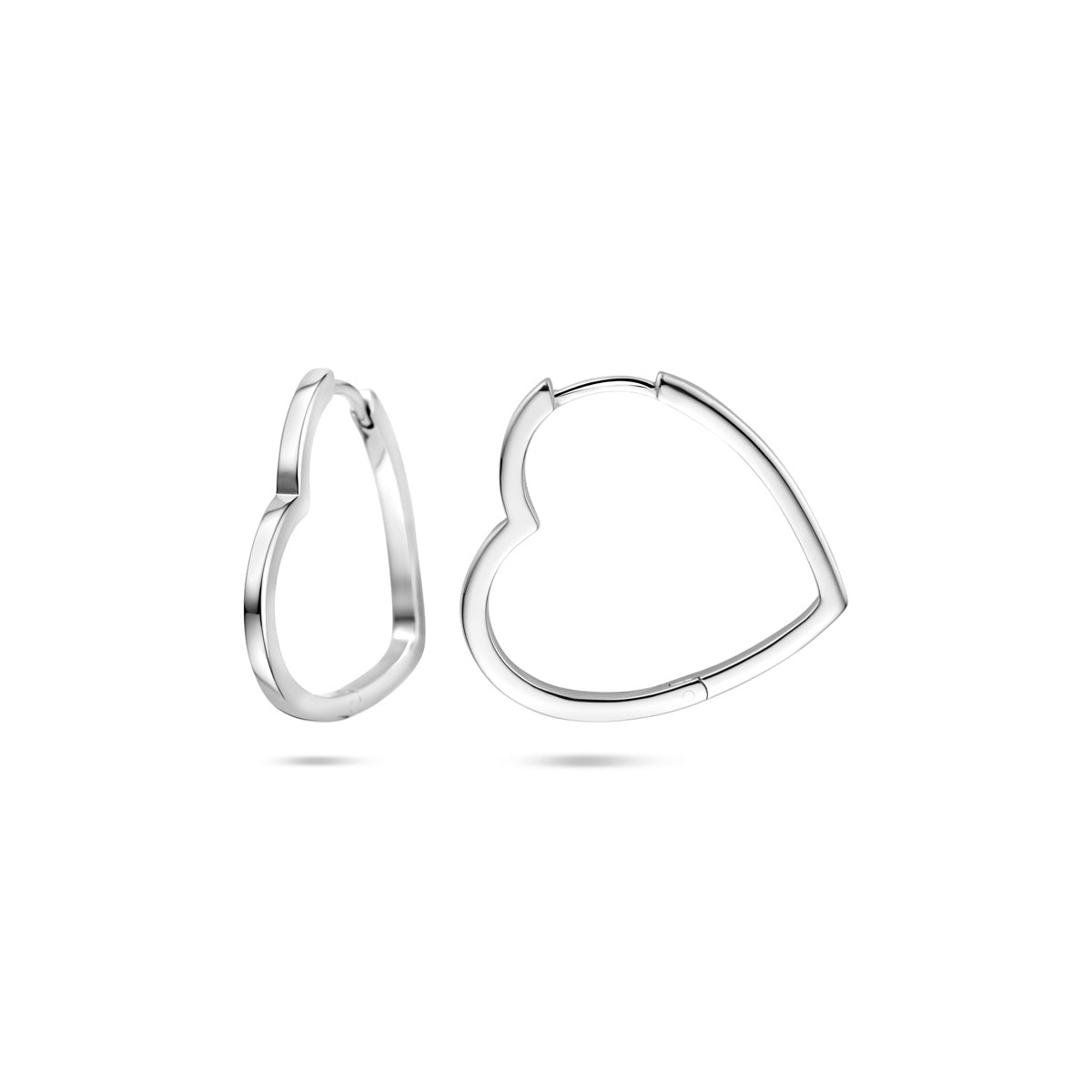 Voor- en zijaanzicht van 'Bella' 925 zilveren klapoorringen in hartvorm (25mm).