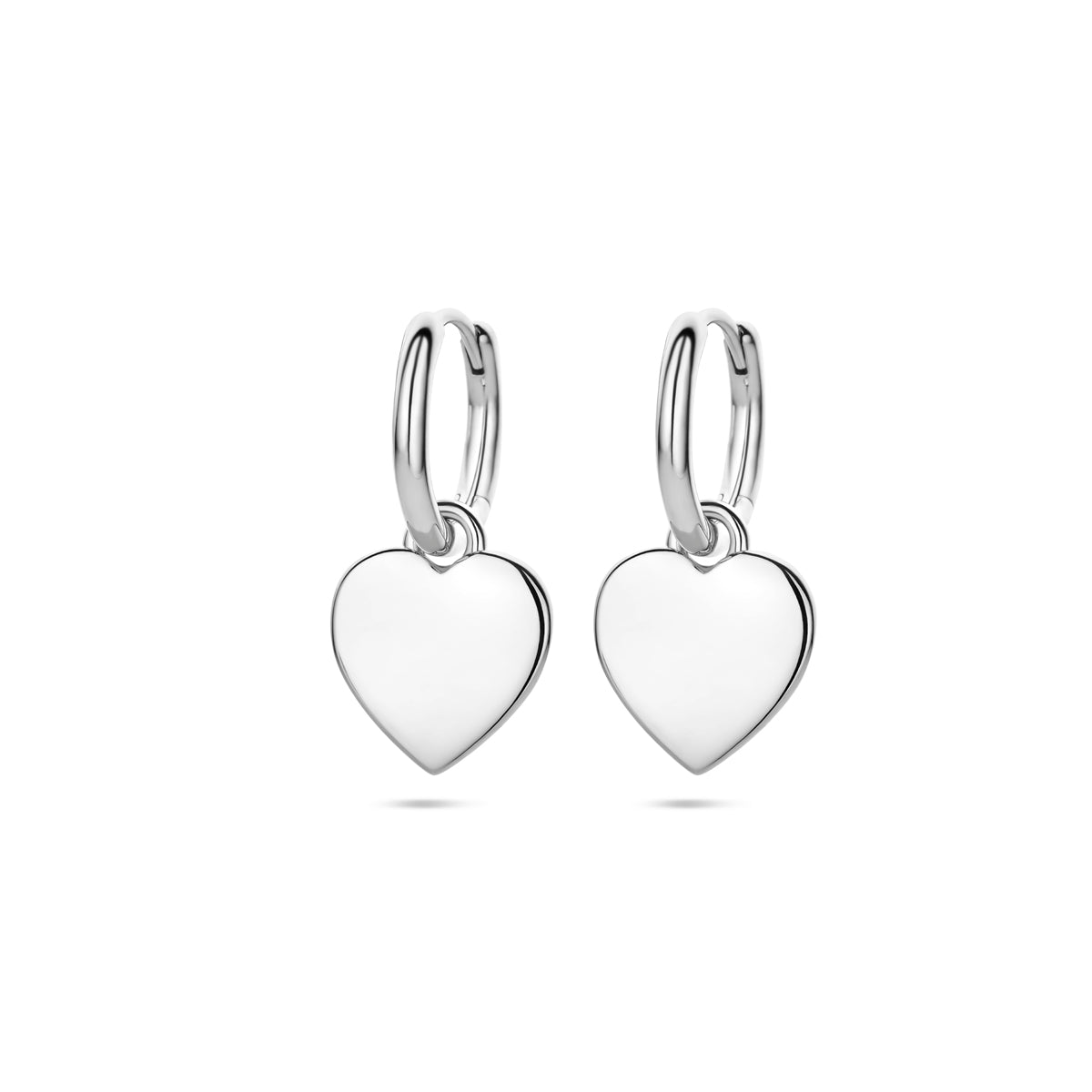 De 'Lola' 925 zilveren klapoorringen met een bewegend hartje als hanger.